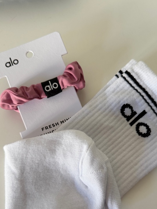 ALO Yoga Accessories - Alo Yoga Socks White Crew + Pink Scrunchie Set New